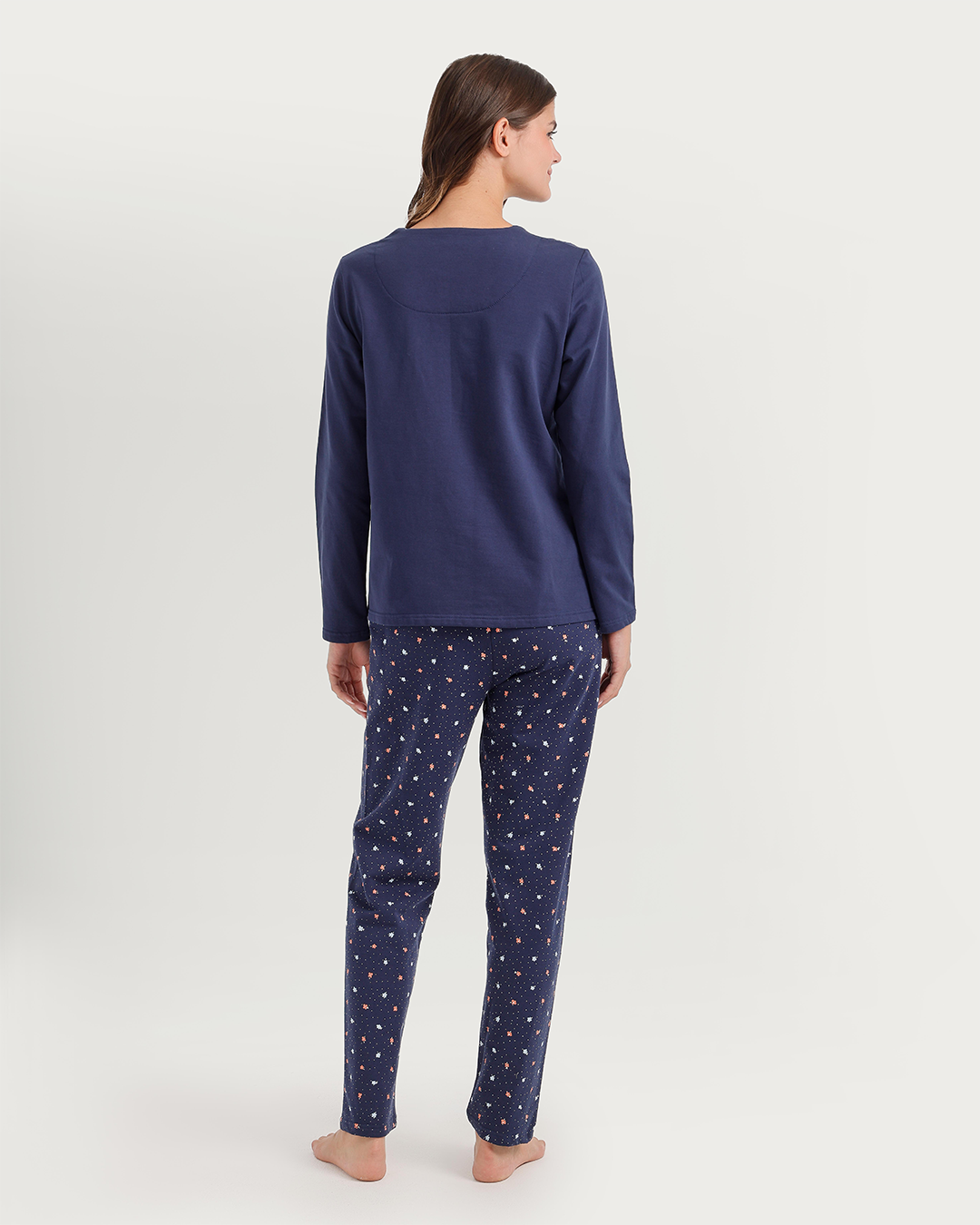 Pajamas with floral embroidery on the shoulders