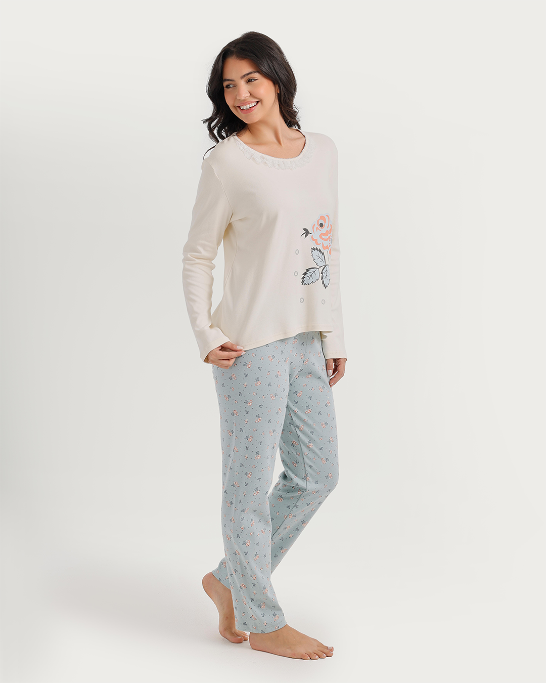 Pajamas with floral print and lace edges
