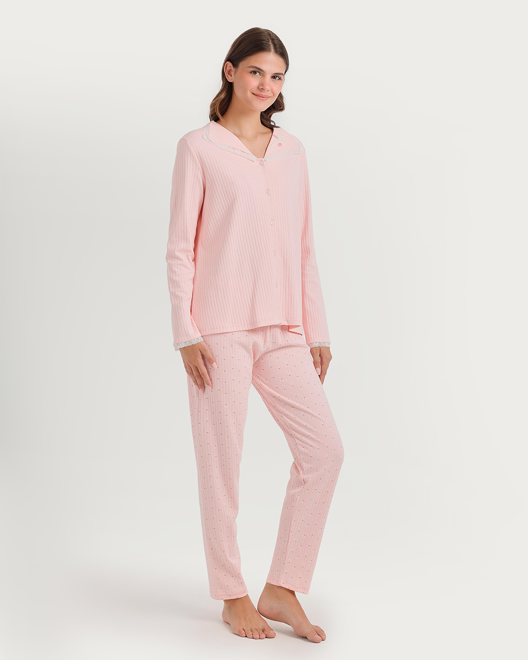 Women's pajamas with boutons and broderie roses
