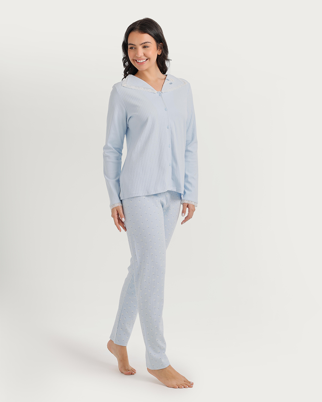 Women's pajamas with boutons and broderie roses
