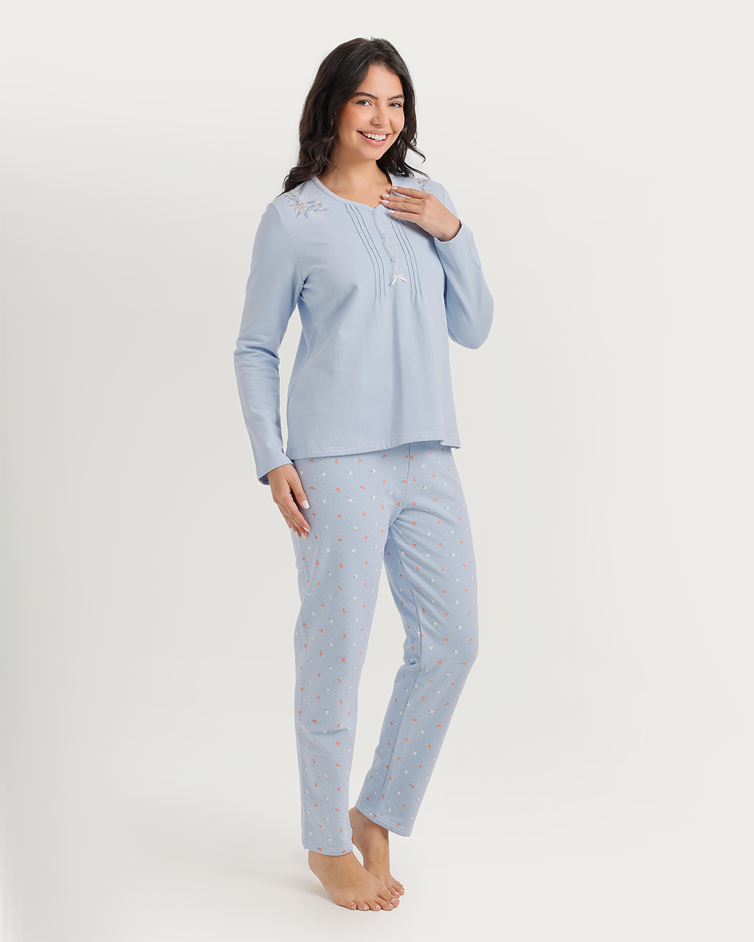 Pajamas with floral embroidery on the shoulders