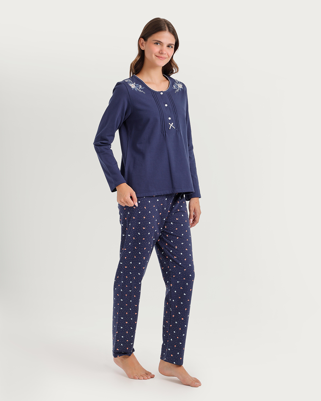 Pajamas with floral embroidery on the shoulders