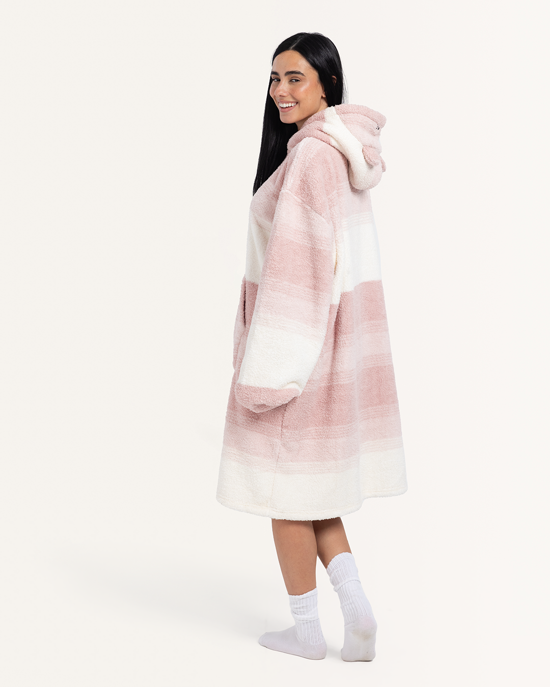 بطانيه باكمام و كابيشوه القطه الصغيره