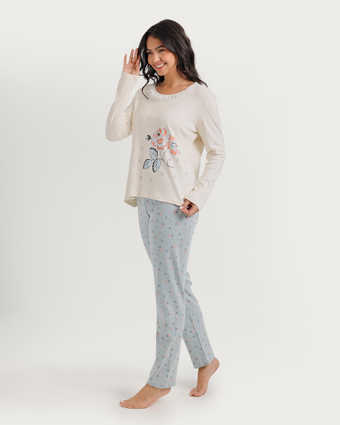 Pajamas with floral print and lace edges