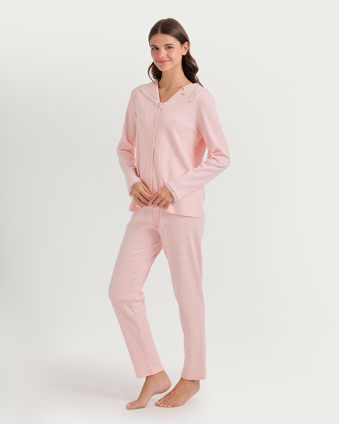 Women's pajamas with boutons and broderie roses