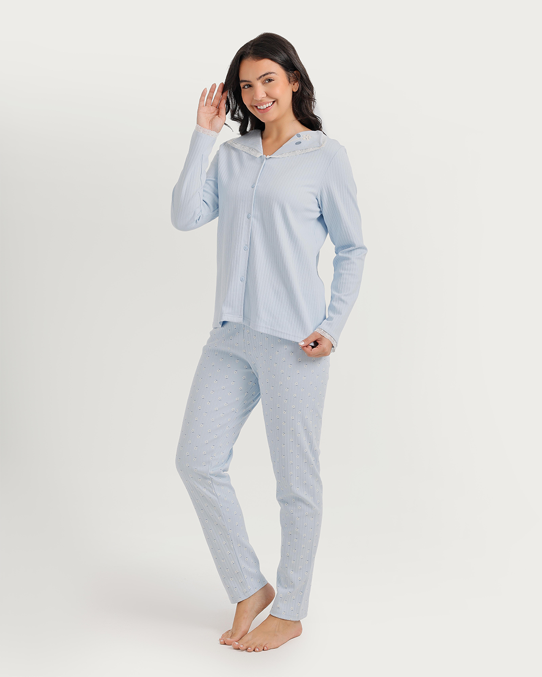 Women's pajamas with boutons and broderie roses