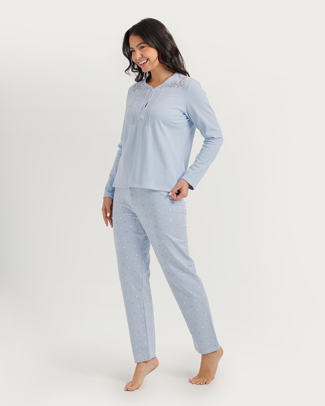 Pajamas with floral embroidery on the shoulders