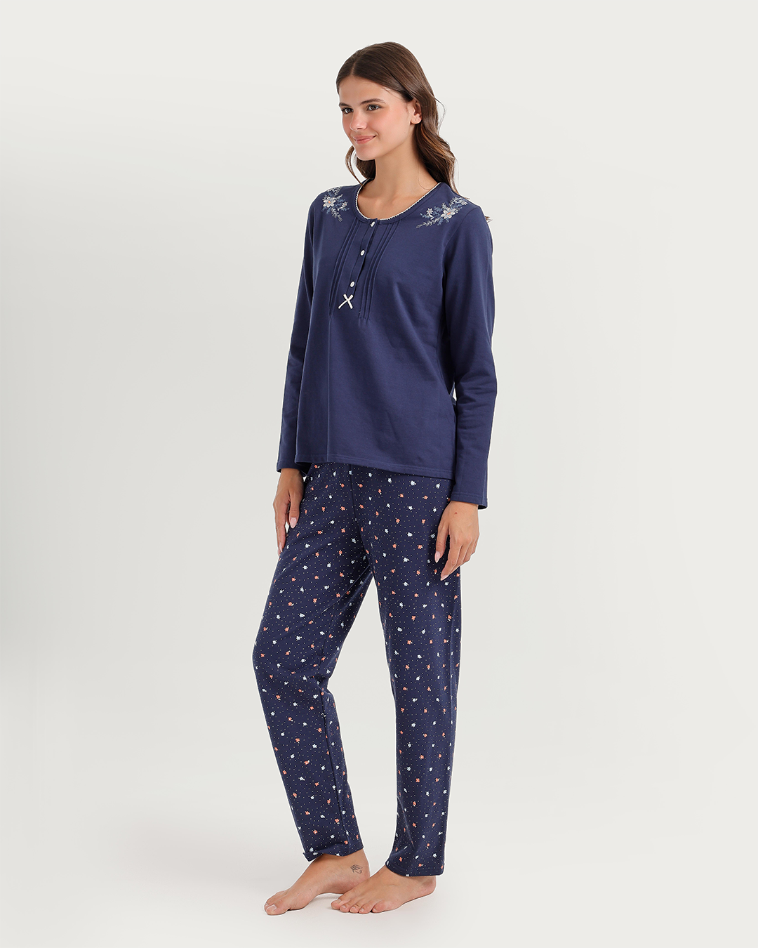 Pajamas with floral embroidery on the shoulders