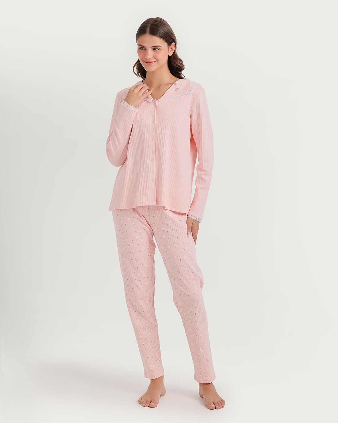 Women's pajamas with boutons and broderie roses