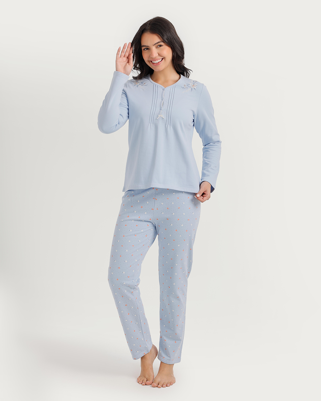 Pajamas with floral embroidery on the shoulders