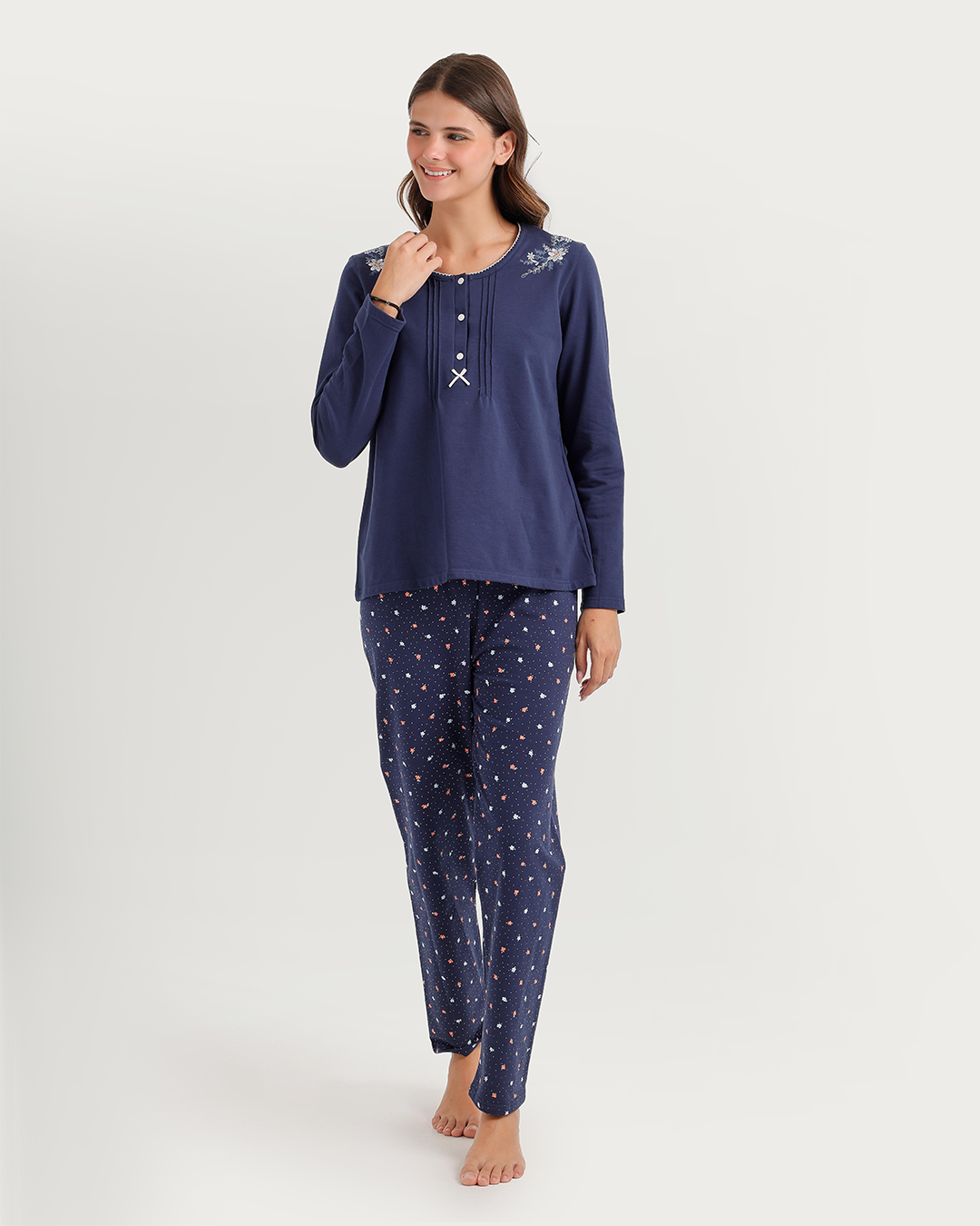 Pajamas with floral embroidery on the shoulders