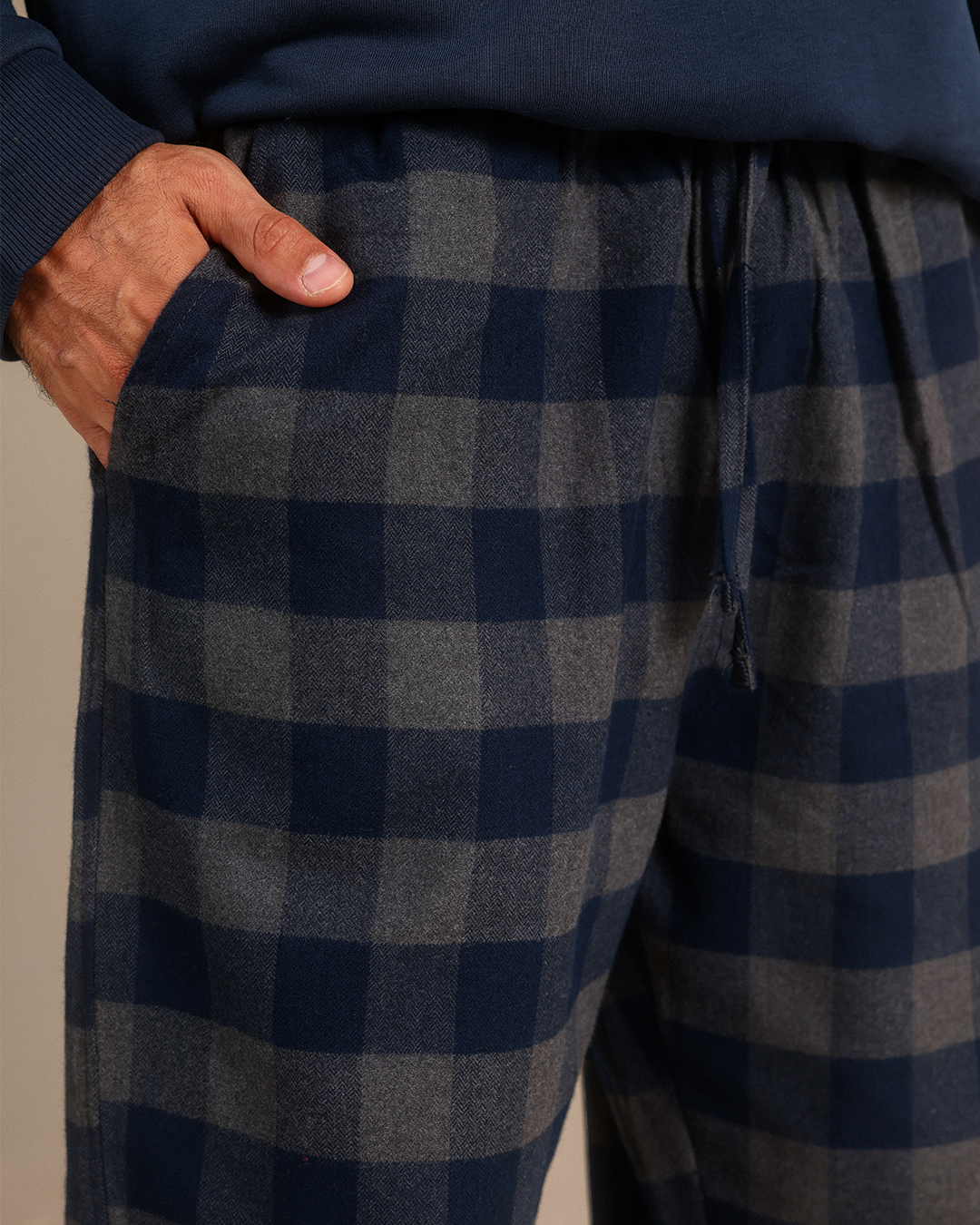 بيجاما كلاسيك برقبة دائرية وبنطلون كاروهات