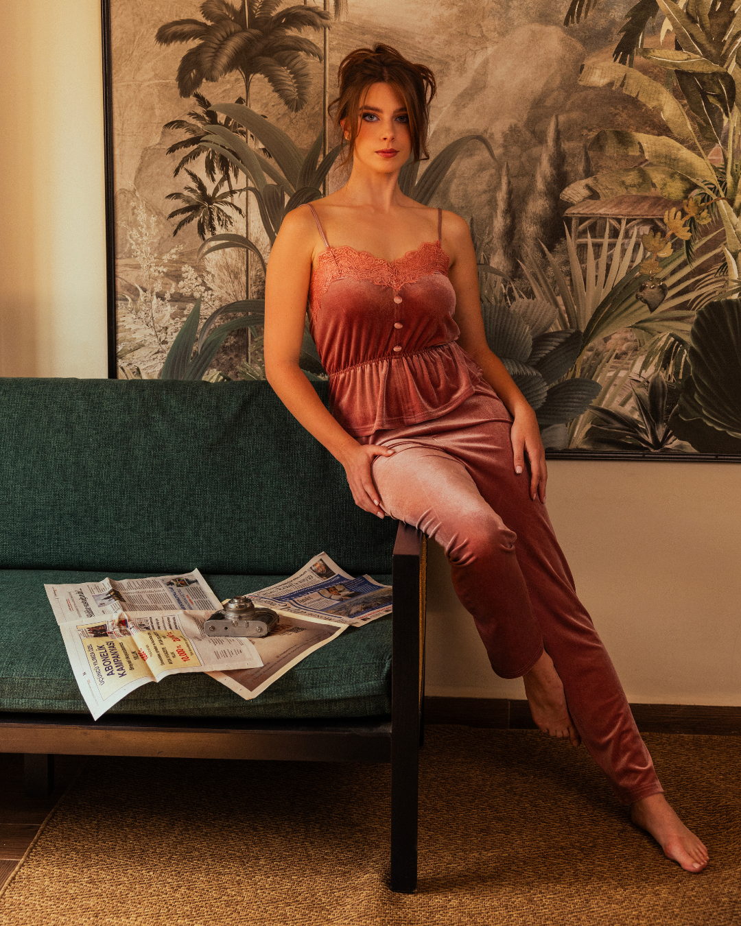 Button and lace طقم حريمي حمالة