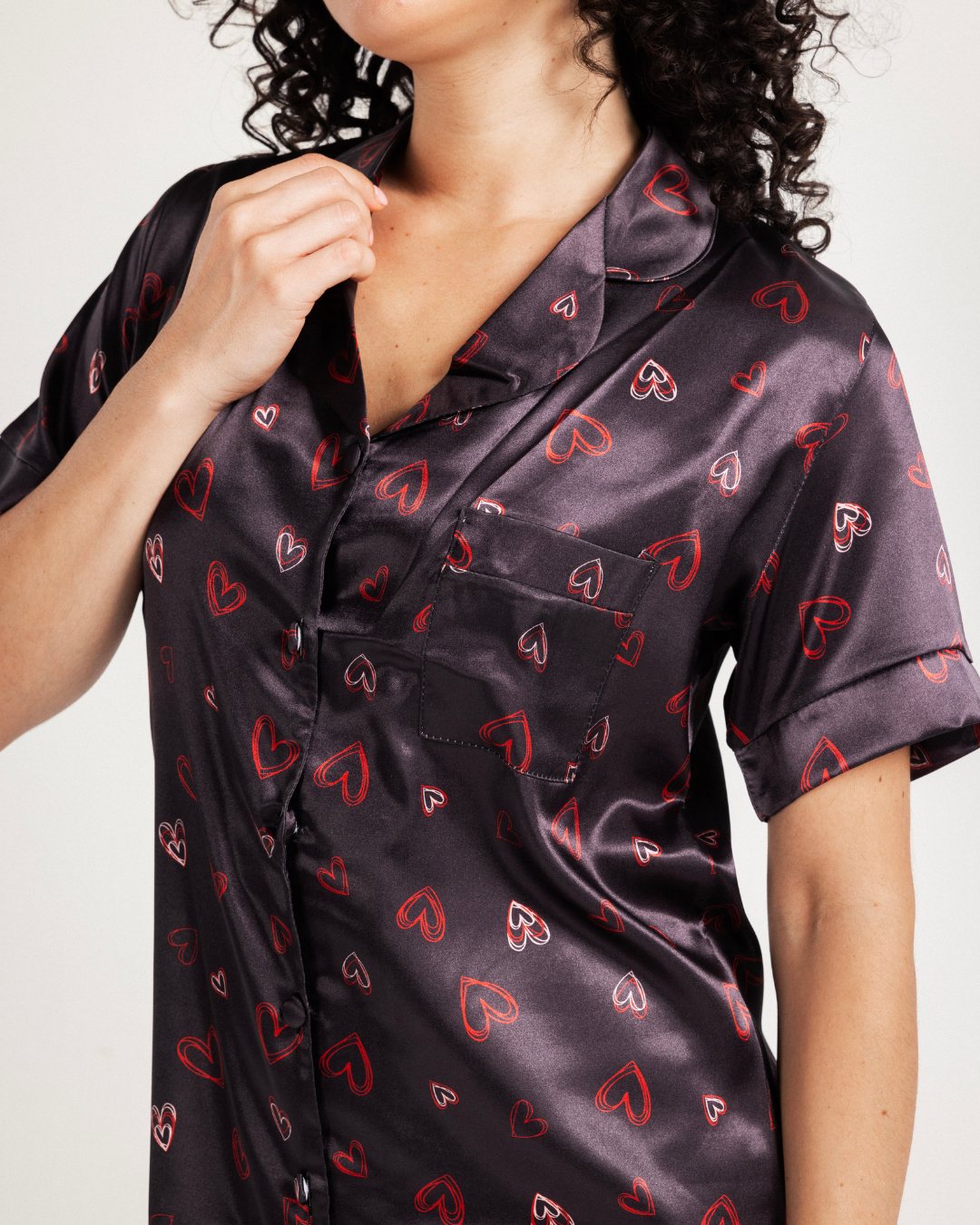 قميص حريمي ساتان بزراير أشكال