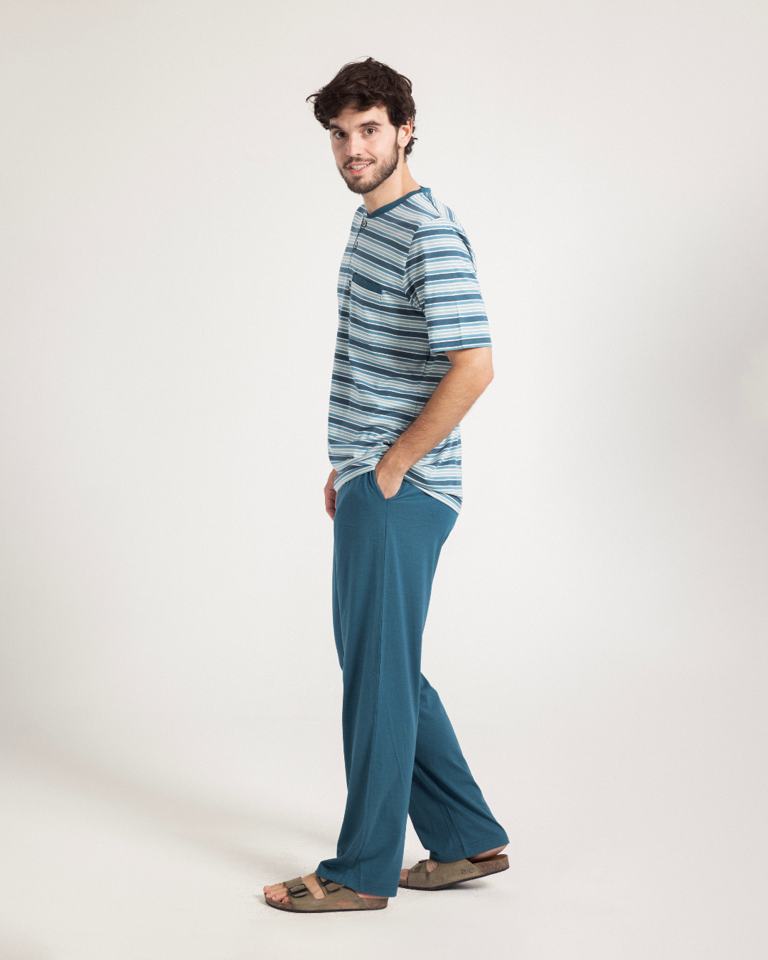 V بيجاما رجالى سترايبر نصف كم و بنطلون ساده
