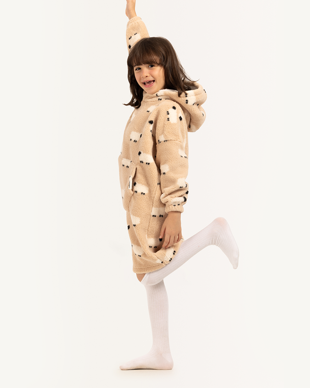 بطانية بأكمام و كابيشون الخروف السعيد