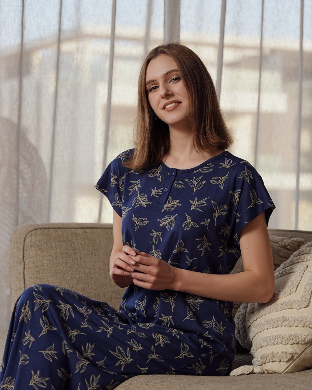 قميص حريمي نص كم مطبوع ورق الشجر