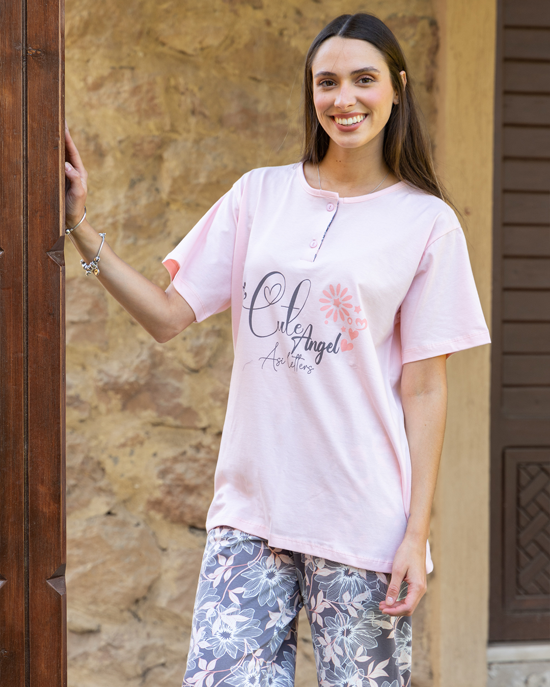 Women's pajamas, half sleeves, polo pants, and a flower