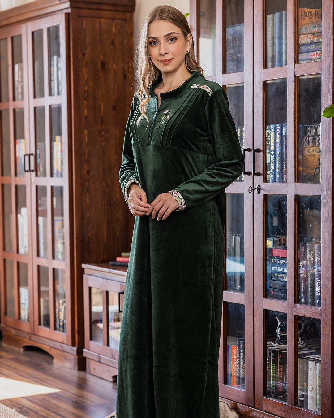 قميص حريمي قطيفة طويل تطريز ورد