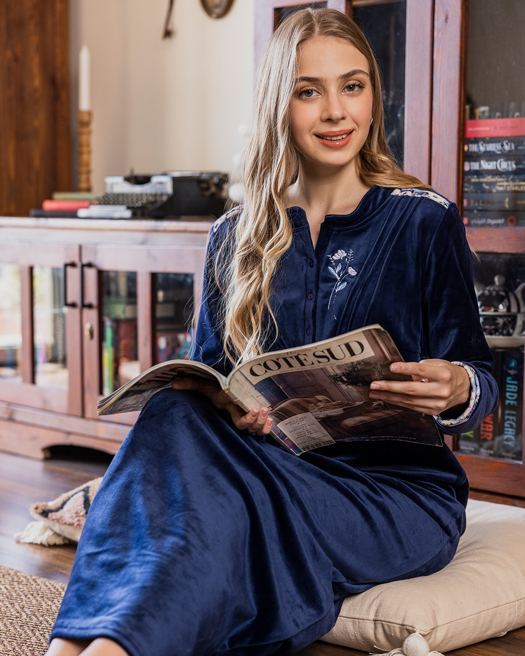 قميص حريمي قطيفة طويل تطريز ورد