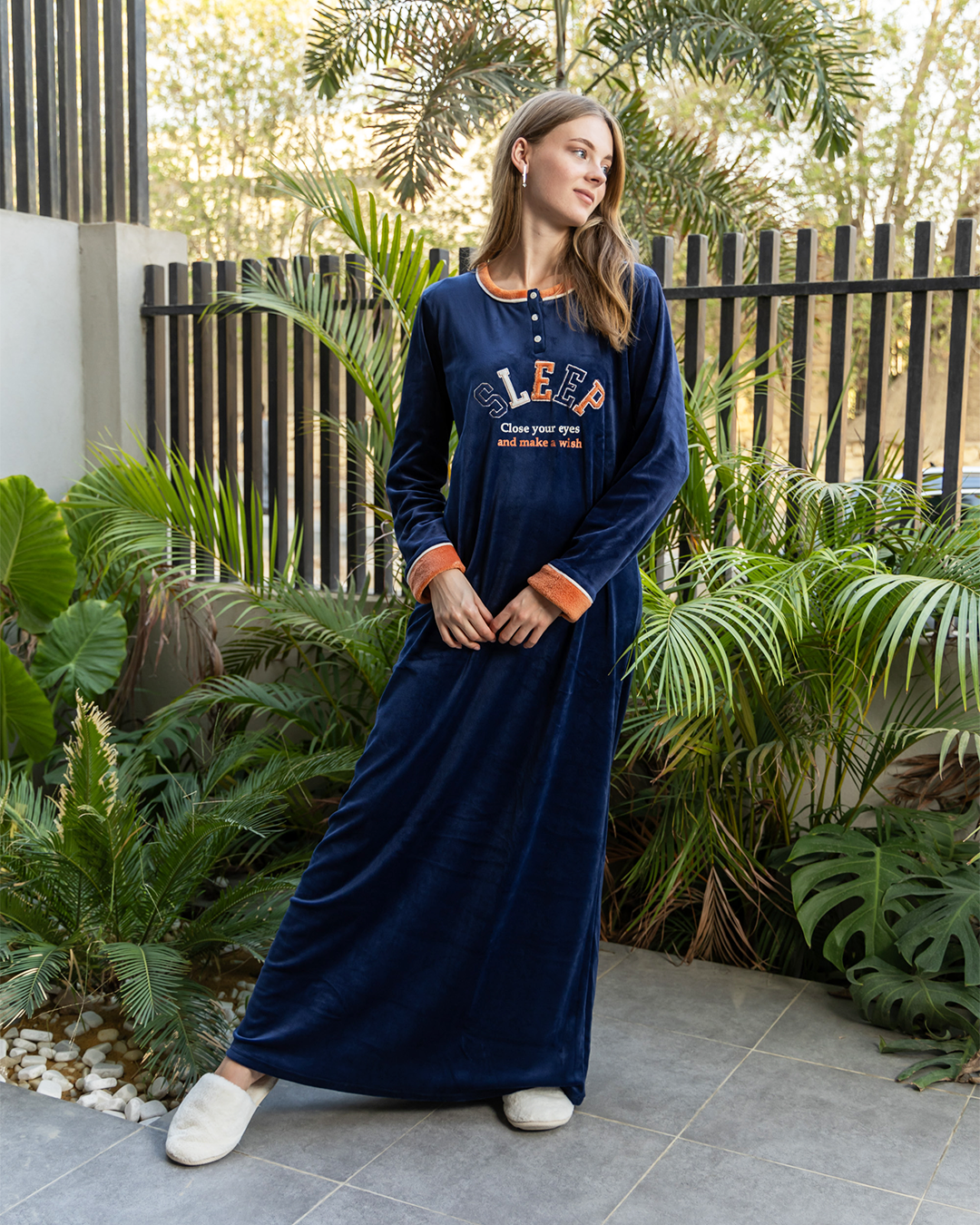 Sleep Women's long plush robe with word embroidery