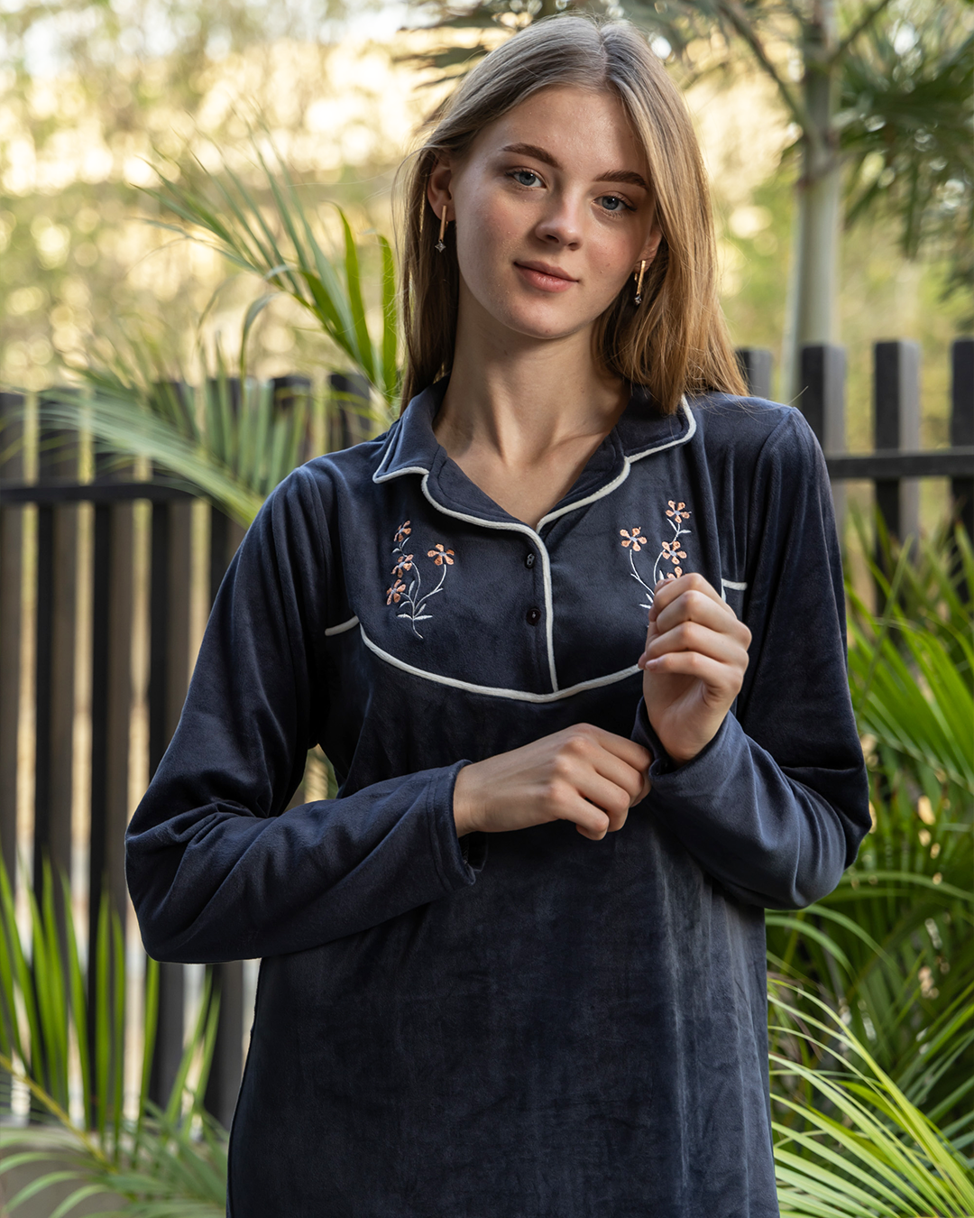 قميص حريمي قطيفة تطريز ورد