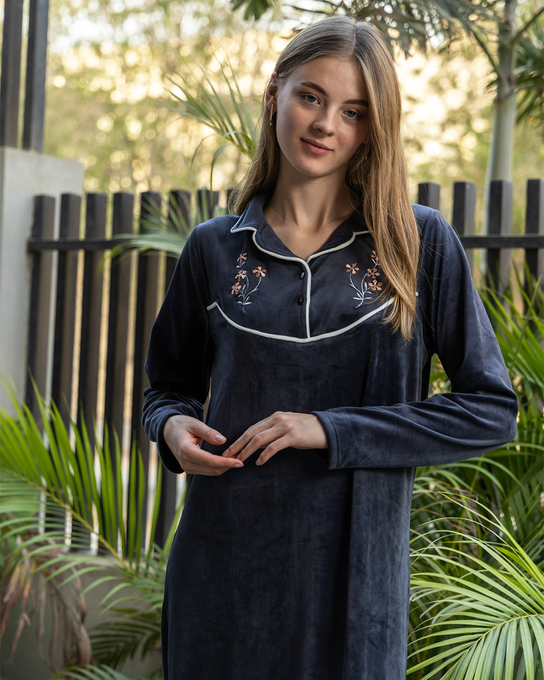 قميص حريمي قطيفة تطريز ورد