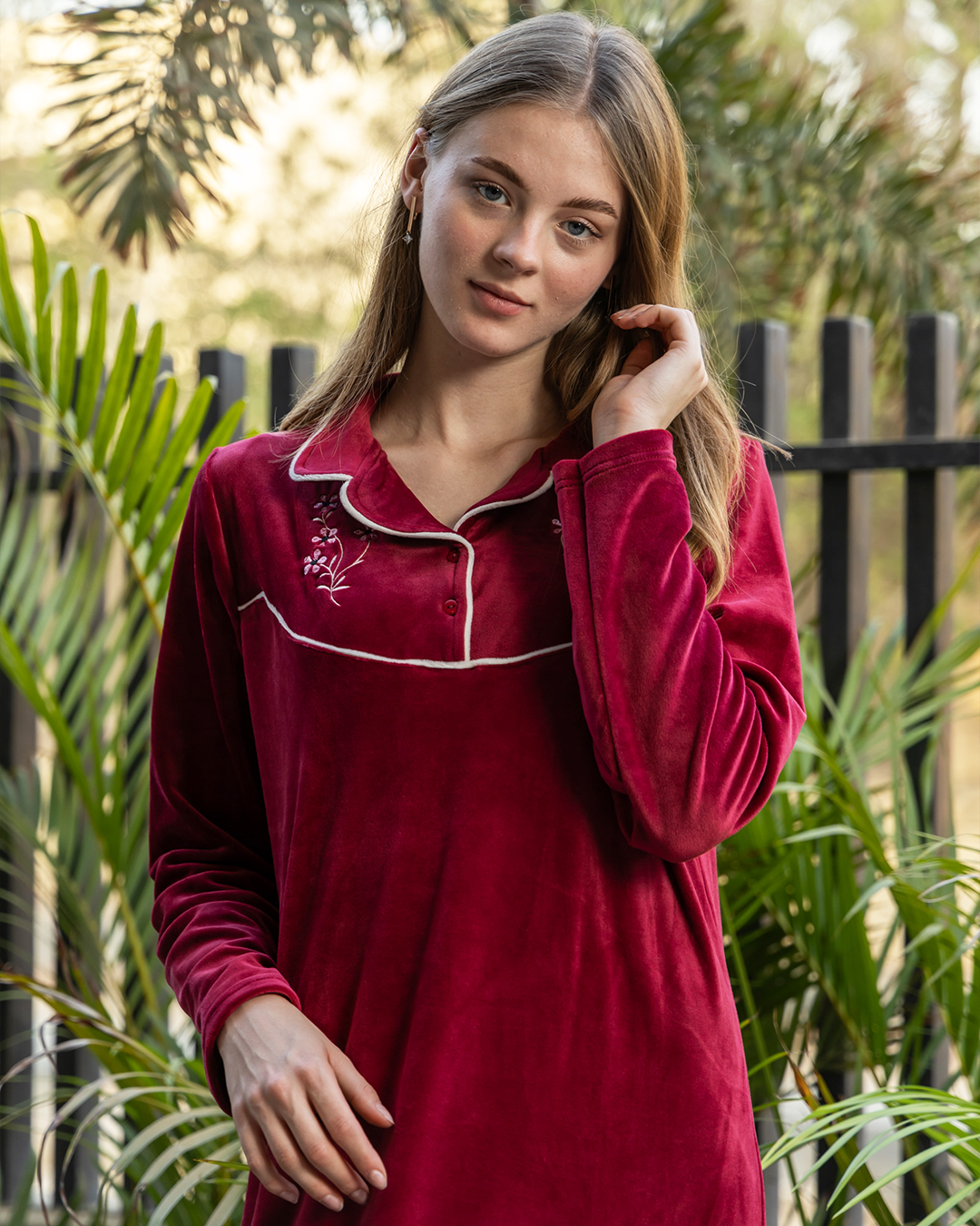 قميص حريمي قطيفة تطريز ورد