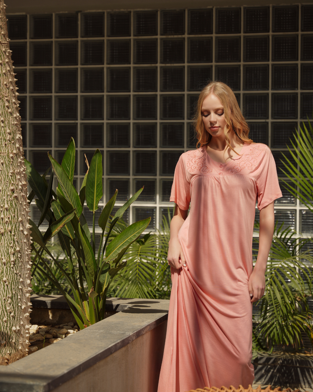 قميص حريمي نص كم سفره كشكشة تطريز الورد فسكوز