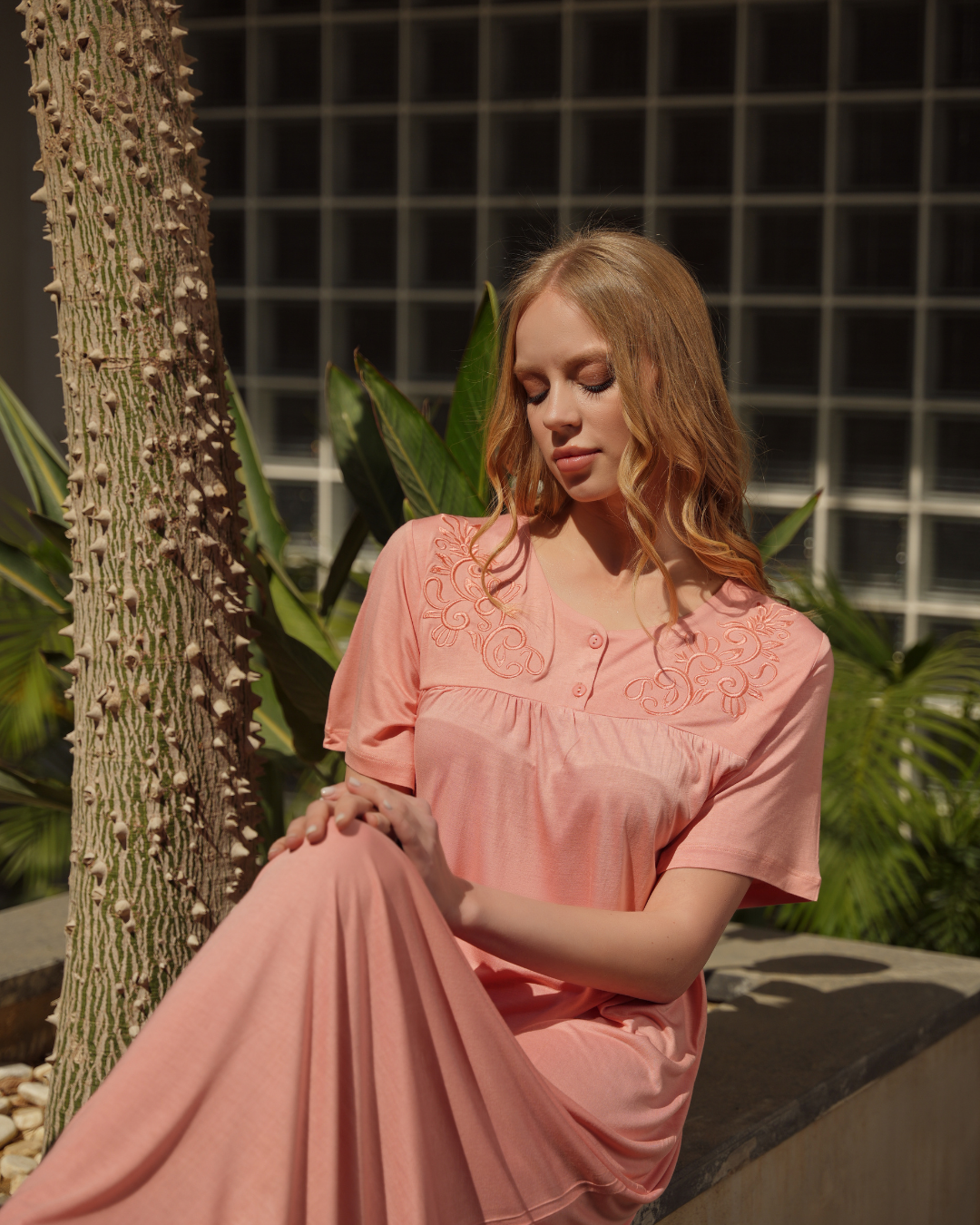 قميص حريمي نص كم سفره كشكشة تطريز الورد فسكوز