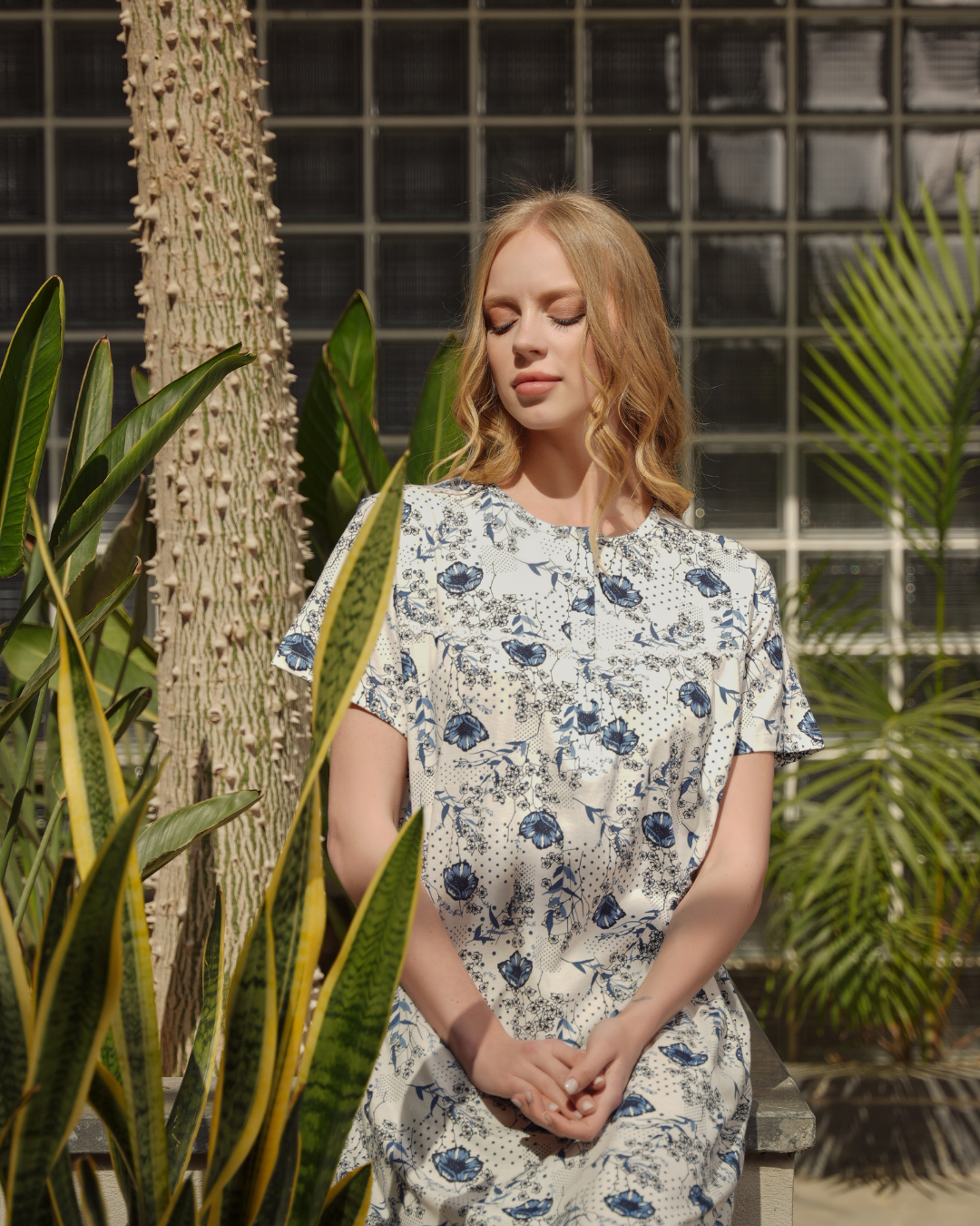 Women's half-sleeved shirt with a large rose splint