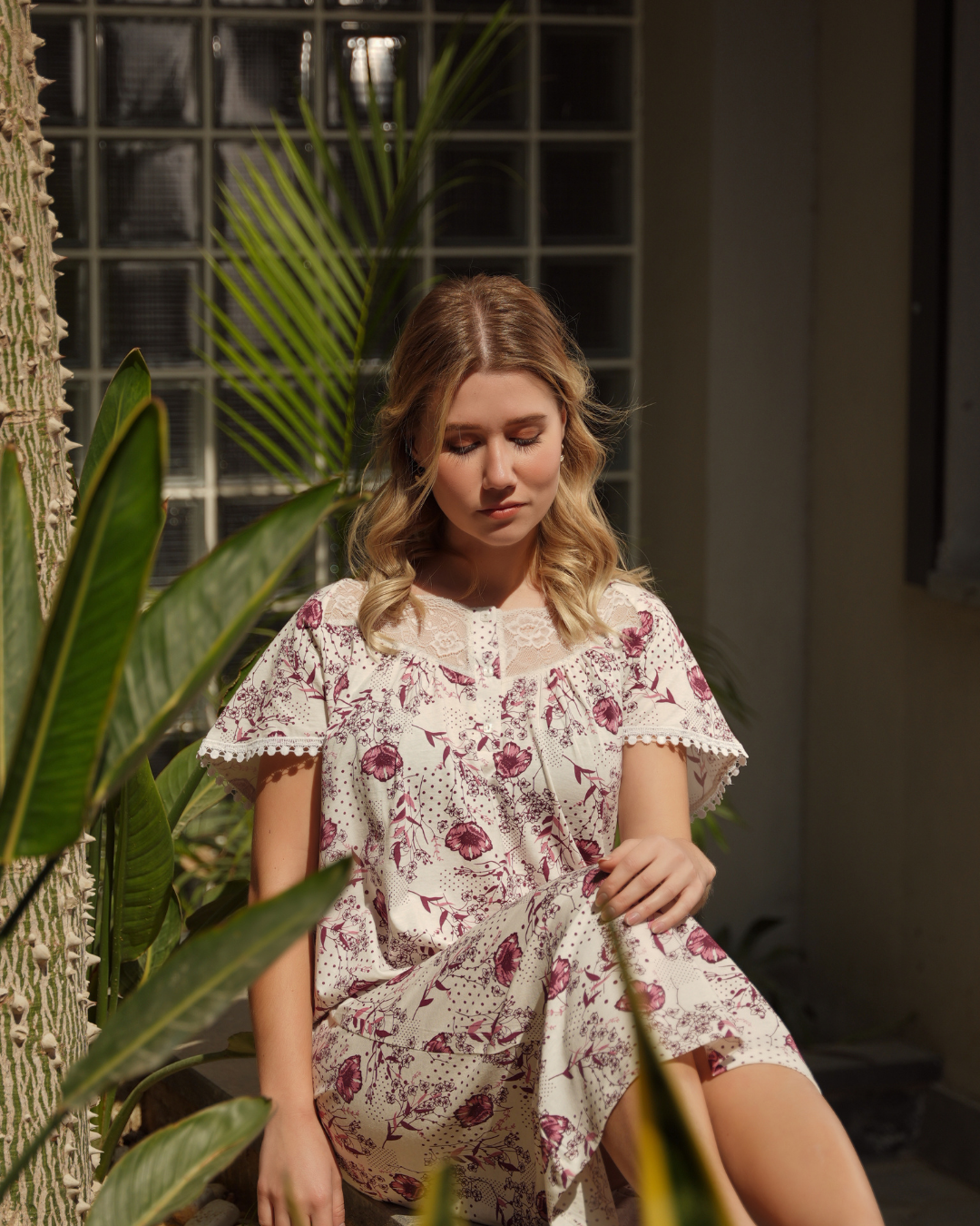 Women's half-sleeved shirt with large rose lace, Chanel