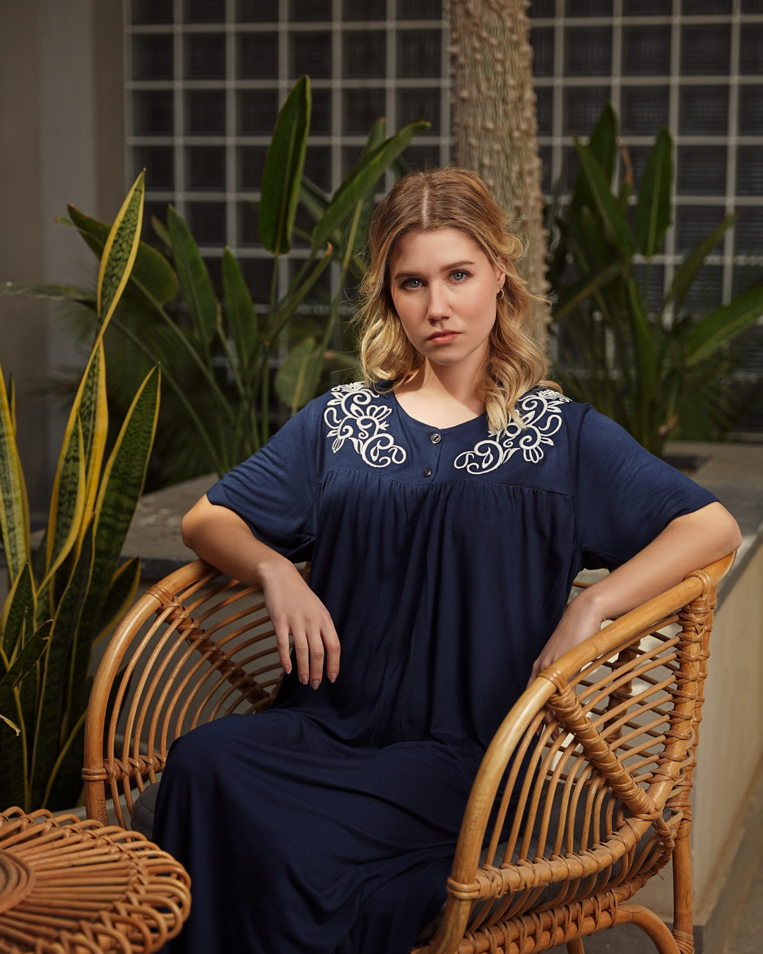 قميص حريمي نص كم سفره كشكشة تطريز الورد فسكوز