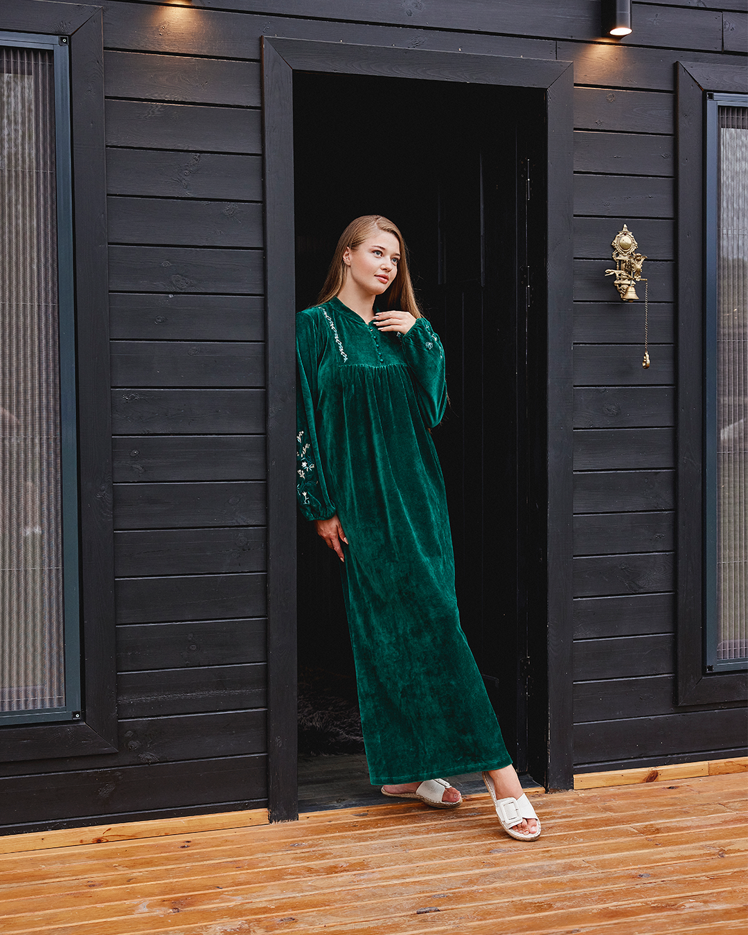 جلابية حريمي. كم طويل قطيفة سادة تطريز عالصدر والاكمام