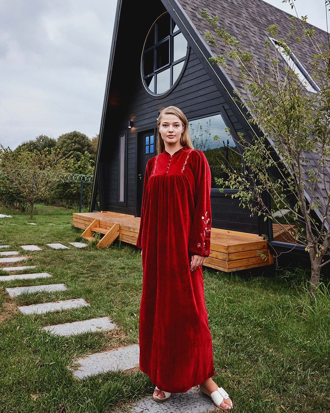 جلابية حريمي. كم طويل قطيفة سادة تطريز عالصدر والاكمام