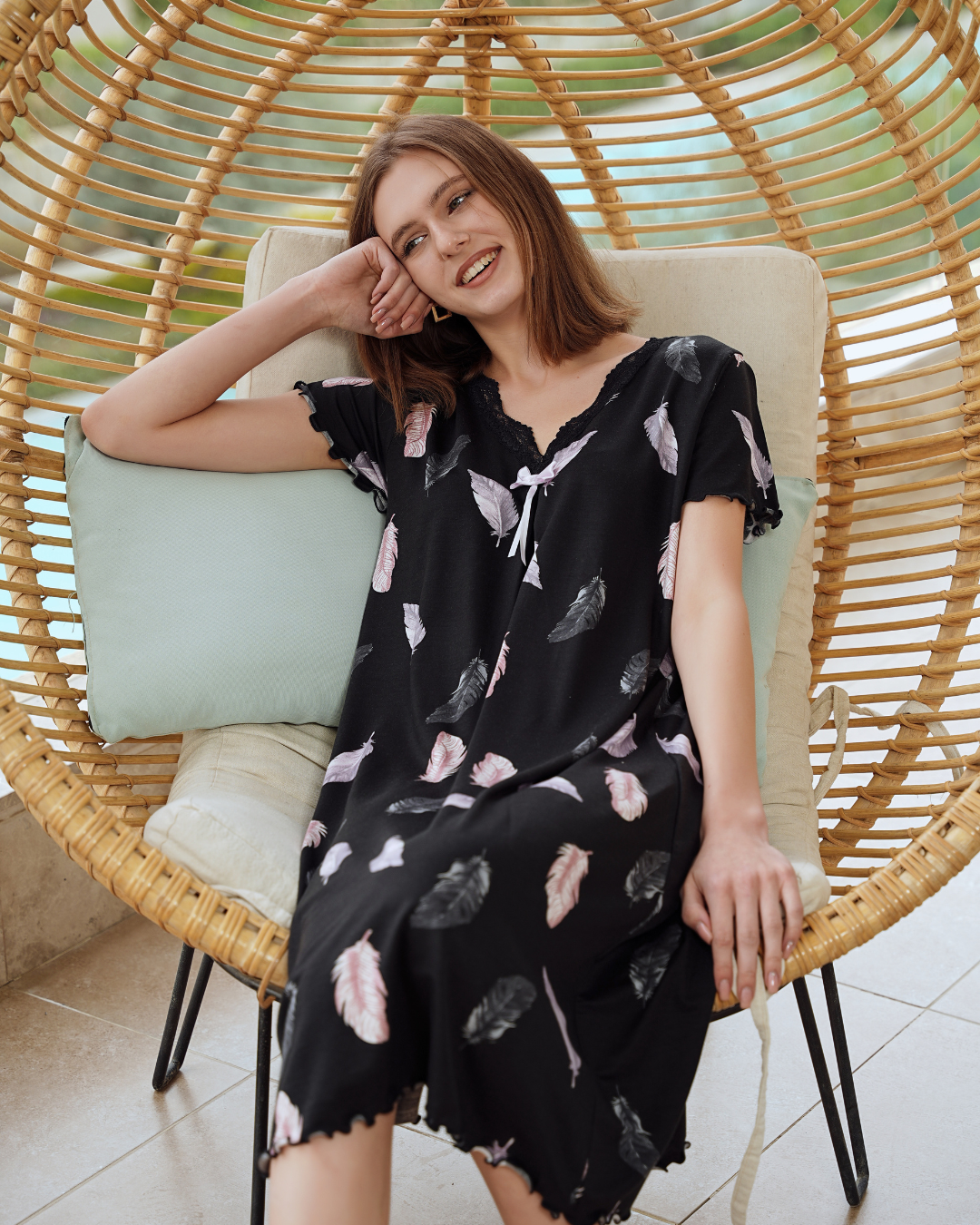 نص كم مشجر ورد V قميص حريمي