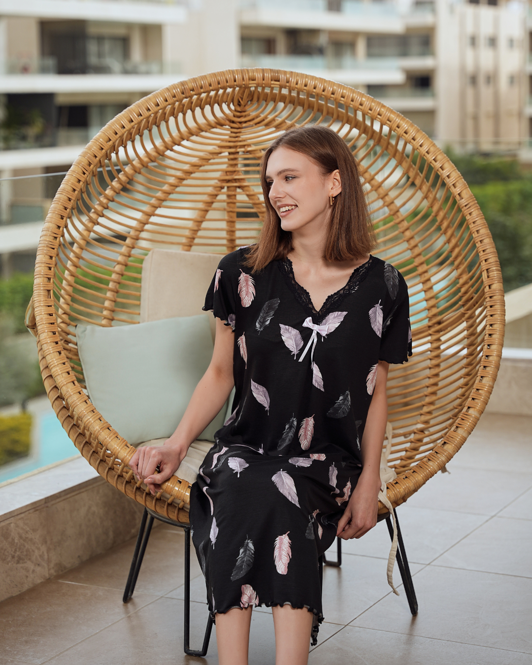 نص كم مشجر ورد V قميص حريمي