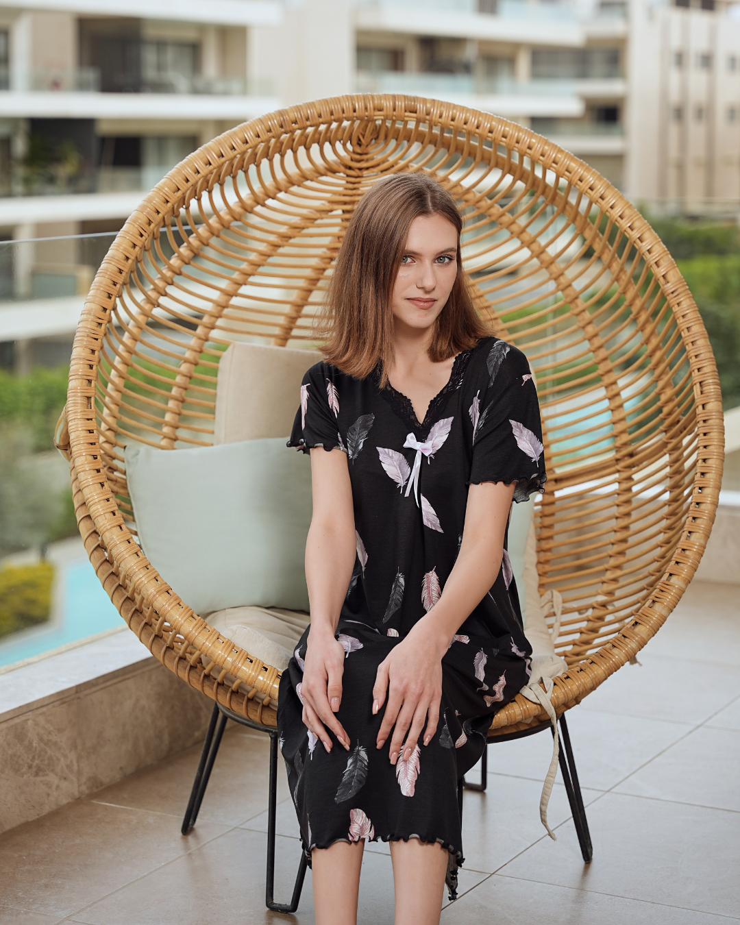 نص كم مشجر ورد V قميص حريمي