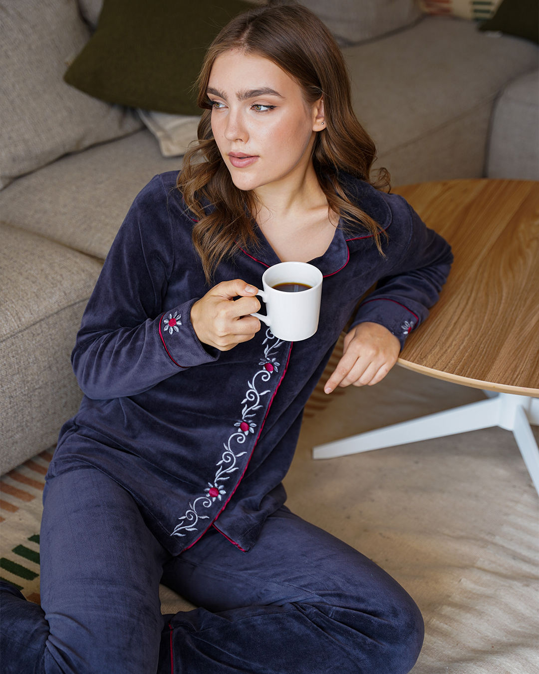 بيجامه حريمي مفتوحه تطريز الورد علي المرد قطيفه