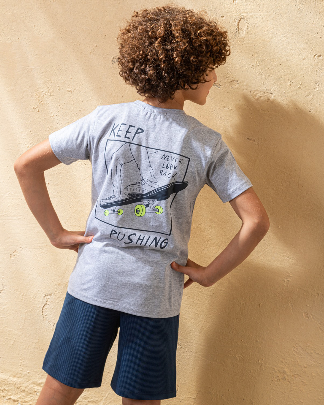 never look back بيجامه اولادي وسط