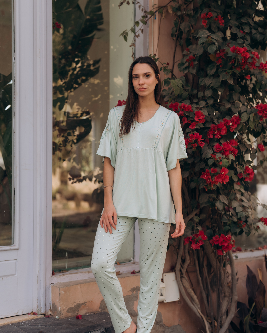 بيجامه حريمي بنطلون طويل منقط تيشرت نص كم فراشه تطريز ورد