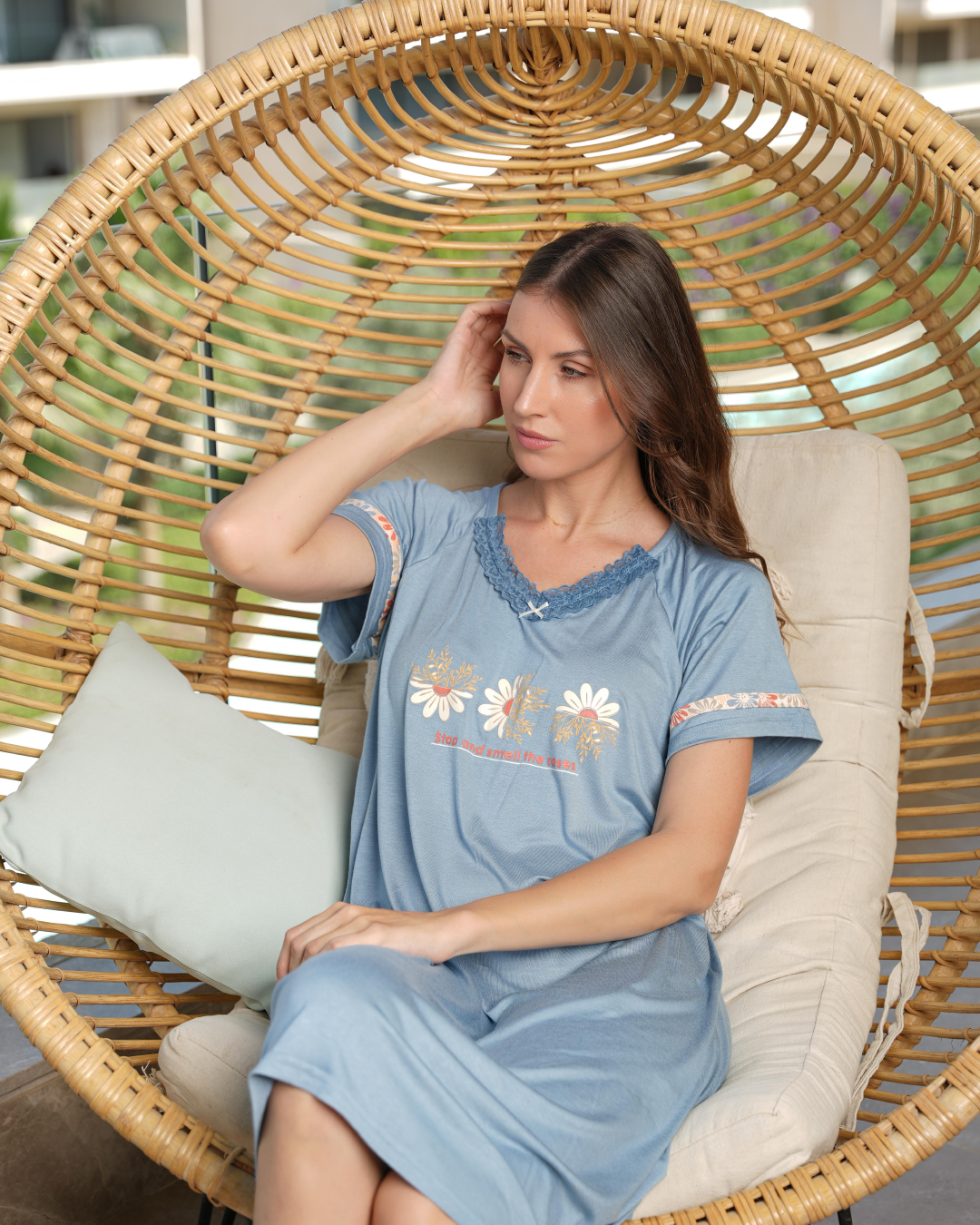 stop and smell roses قميص حريمي قصير نصف كم طباعة ورد