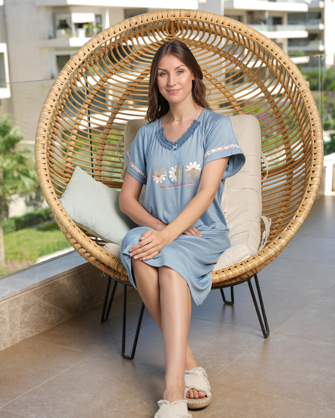 stop and smell roses قميص حريمي قصير نصف كم طباعة ورد