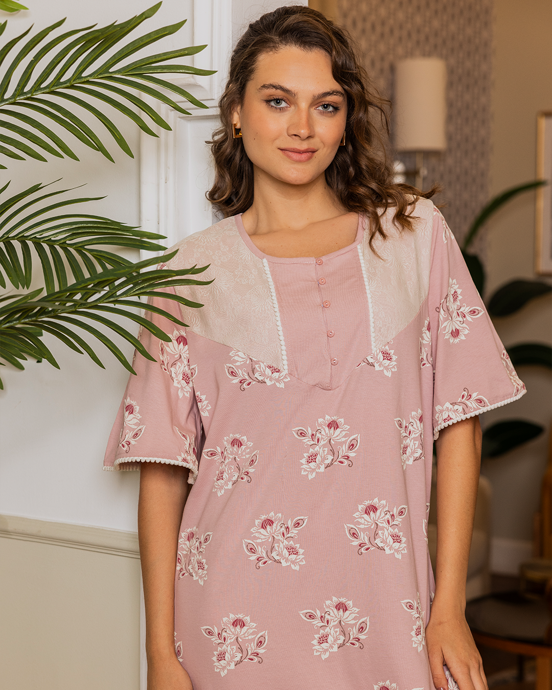 قميص حريمي طويل نصف كم طباعة ورد بزراير ودانتيل علي الصدر