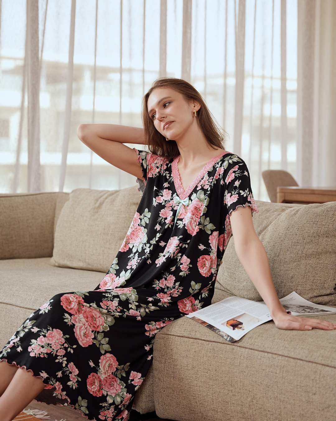 نص كم مشجر ورد V قميص حريمي