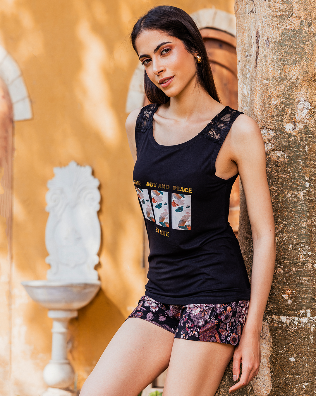 Women's pajamas top cut printed with 3 frame shorts, black and white