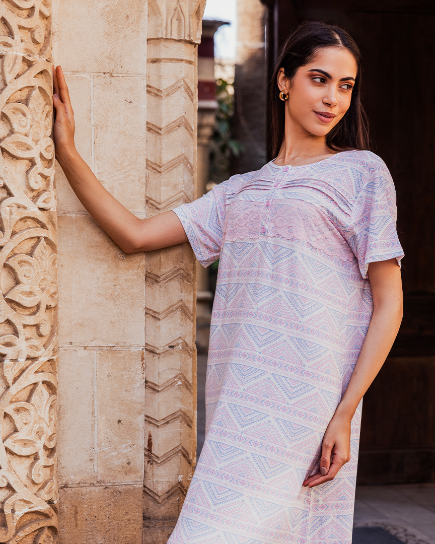 قميص حريمي نص جنصات ودانتيل مثلثات