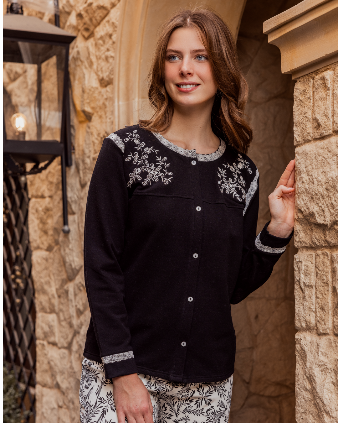 بيجامه حريمي فتح ازرار كم طويل بنطلون طويل تطريز فرع شجر