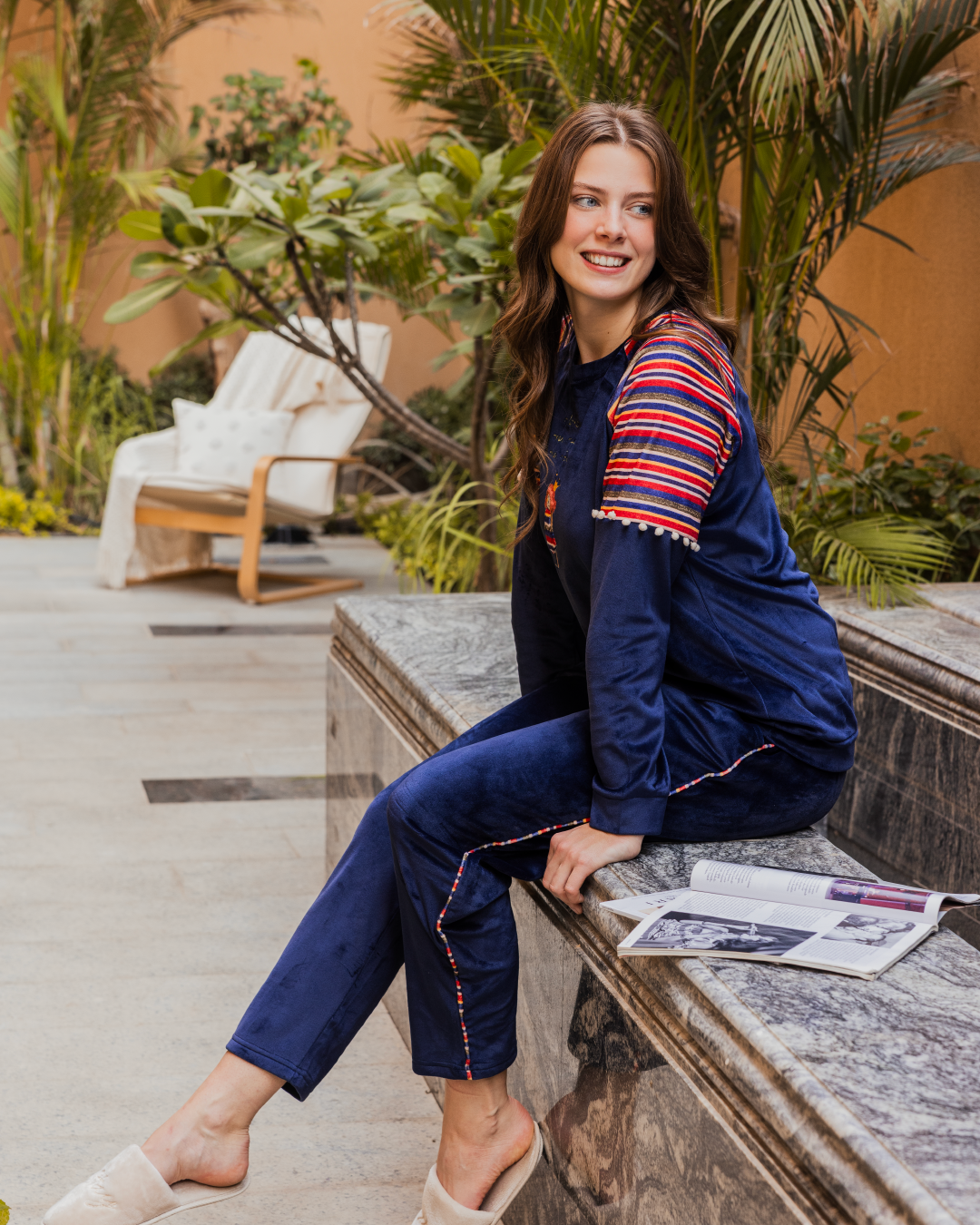 بيجامه حريمي كم طويل بنطلون طويل قطيفة الوان في الكتف