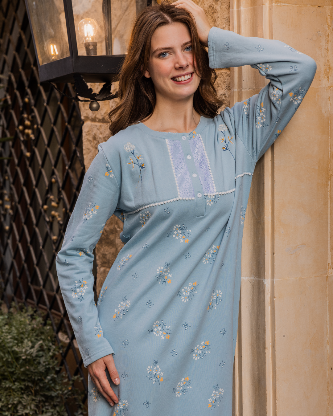 قميص حريمي طويل طباعة ورد ودانتيل